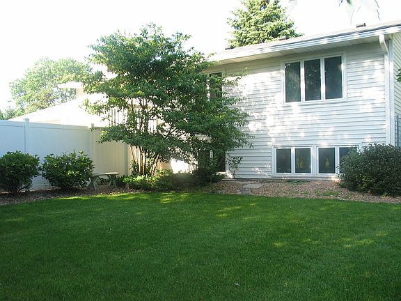 BACK VIEW - BEAUTIFUL YARD