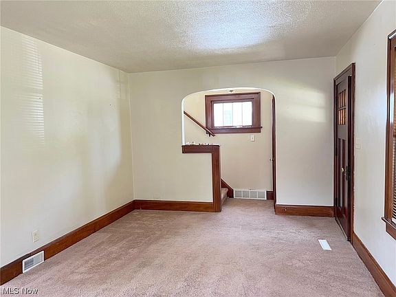 5th image of 454 Oxford Ave