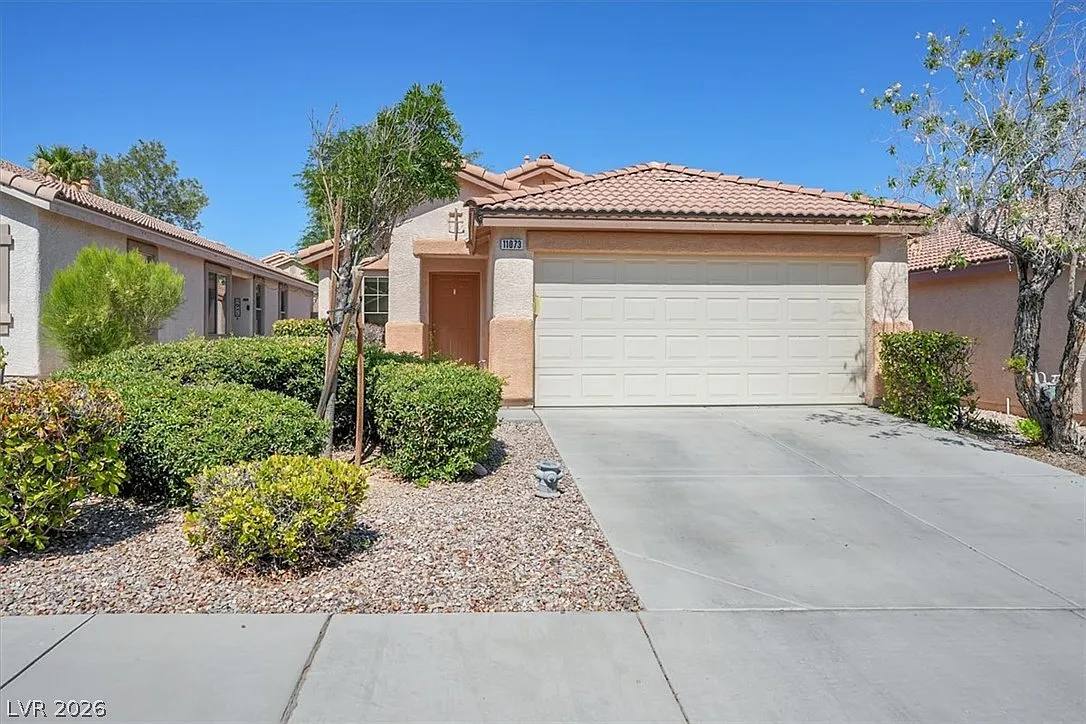 3 bed, 2.0 bath, 1405 sqft, $2,055 — Photo 2