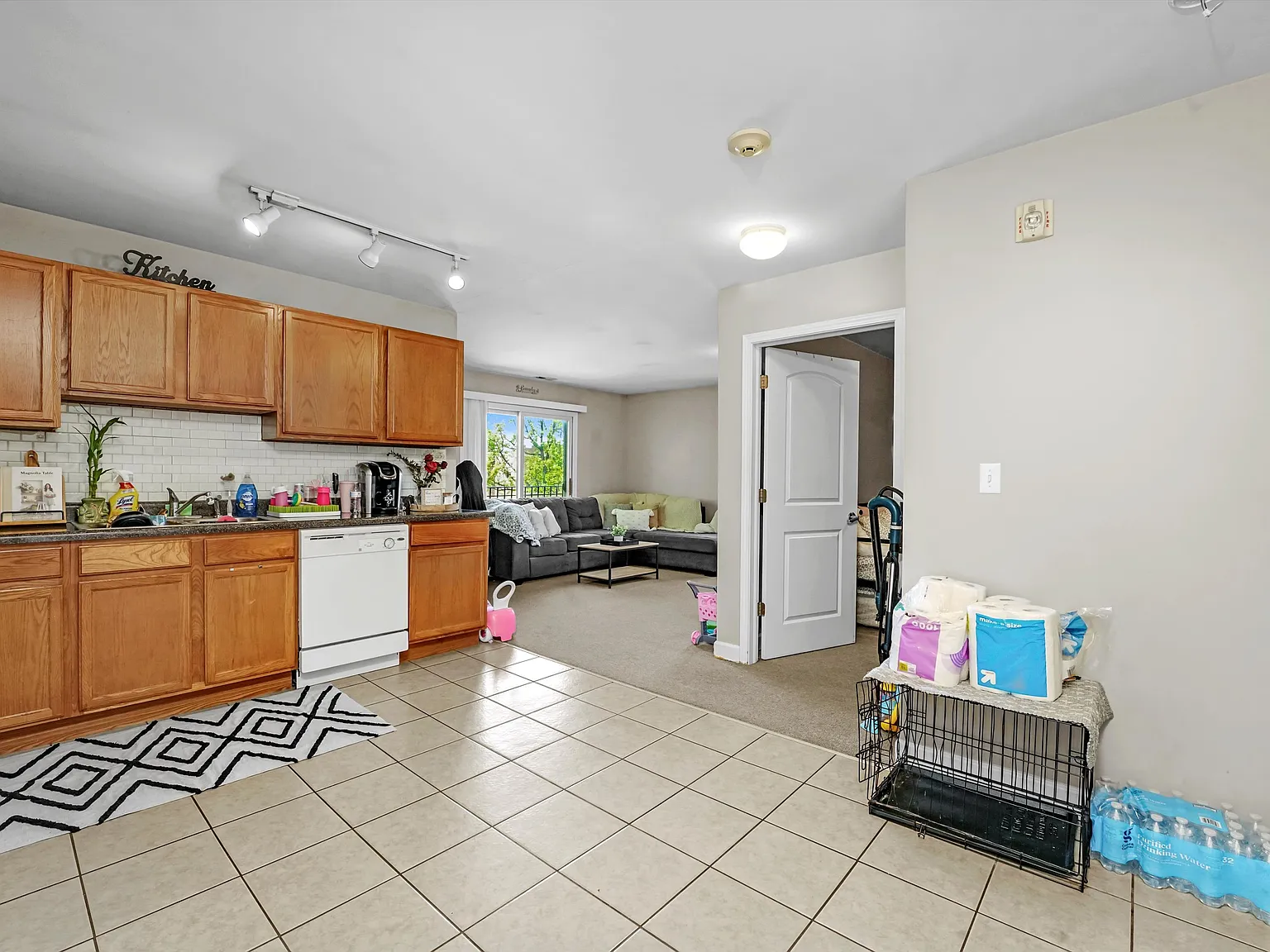 Spacious, Ground Floor, 2 Bd/2 Ba in Great South Berwyn Location! In-Unit Washer & Dryer! — Photo 3