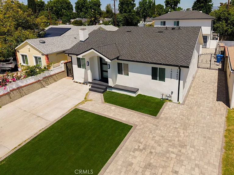 14605 Wyandotte St — Photo 4
