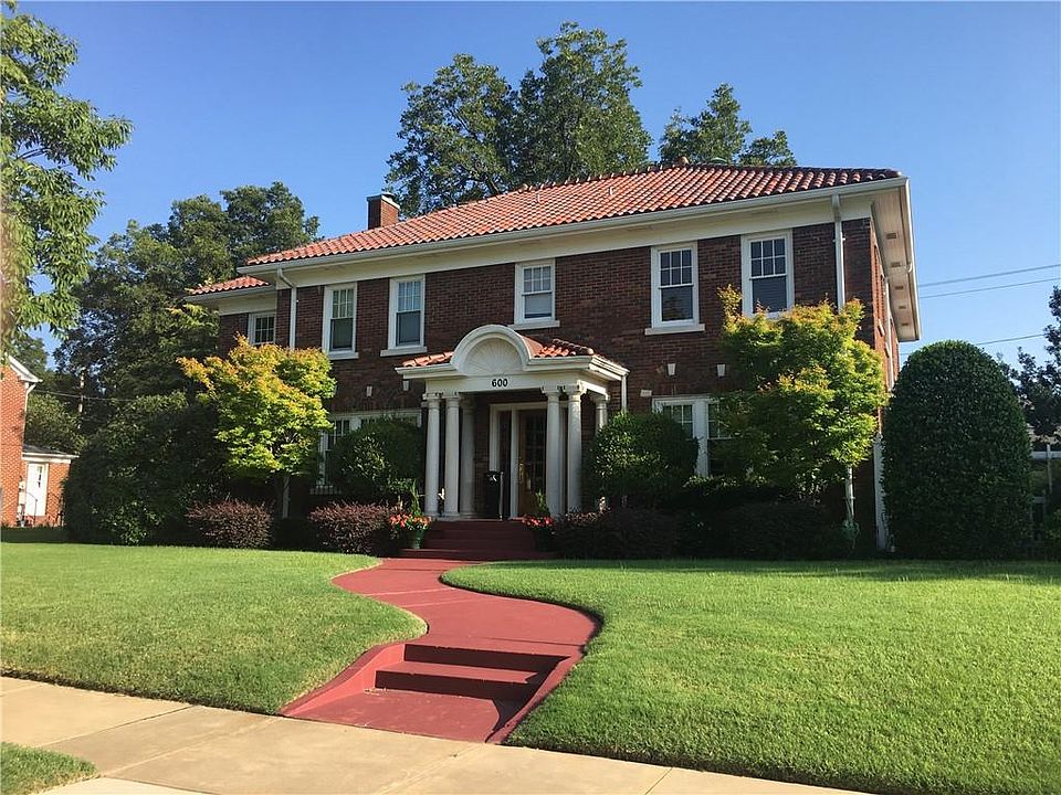 1st image of 600 NE 15th St