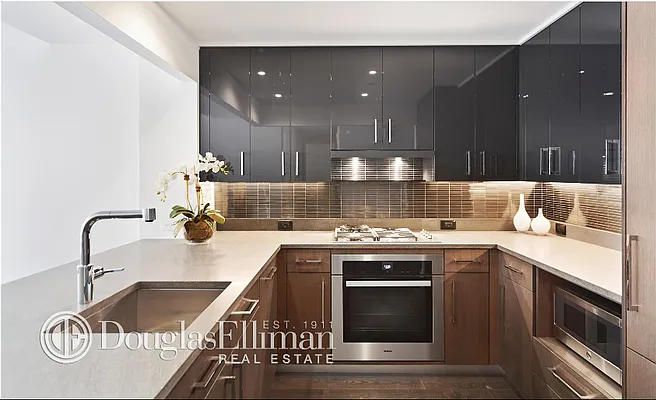 Rented by Isaacs Ganz Real Estate | media 16