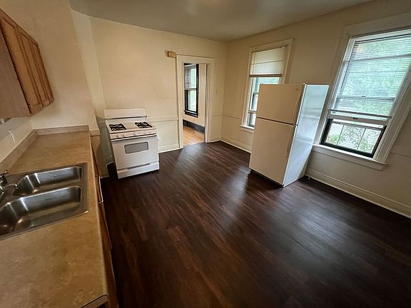 5th image of 621-25 E Locust St