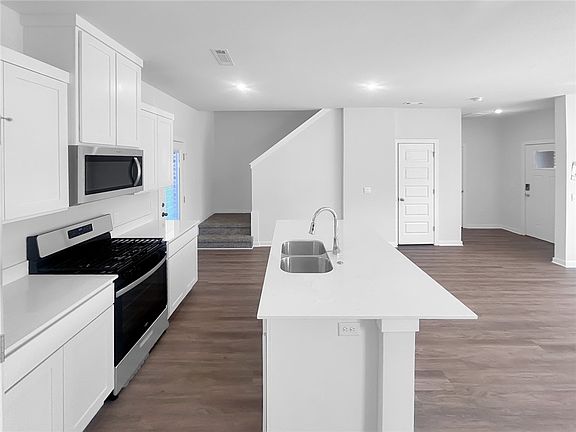 5th image of 109 Ruggles St