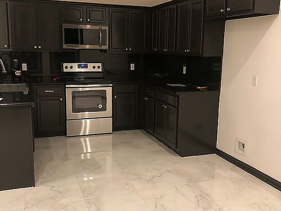 4th image of 702 S Excalibur St