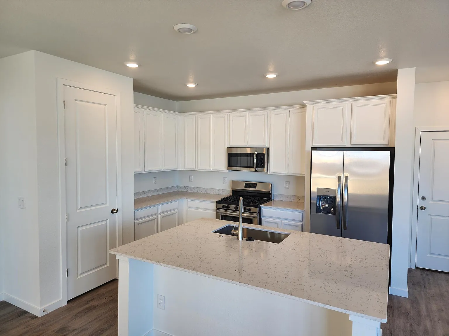 3 bed, 2.5 bath, 2564 sqft, $2,950 — Photo 4