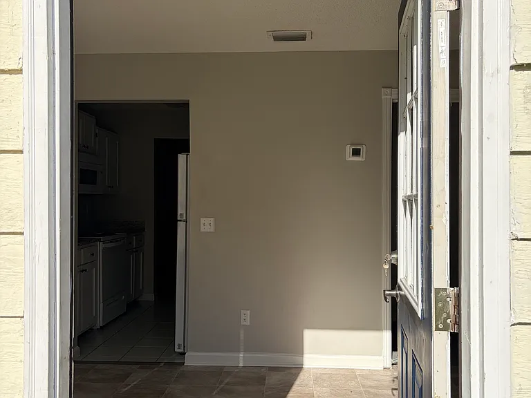 736 Morningside Ln — Photo 2