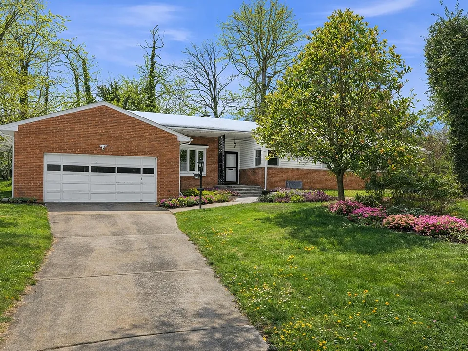 7211 Martins Ct
