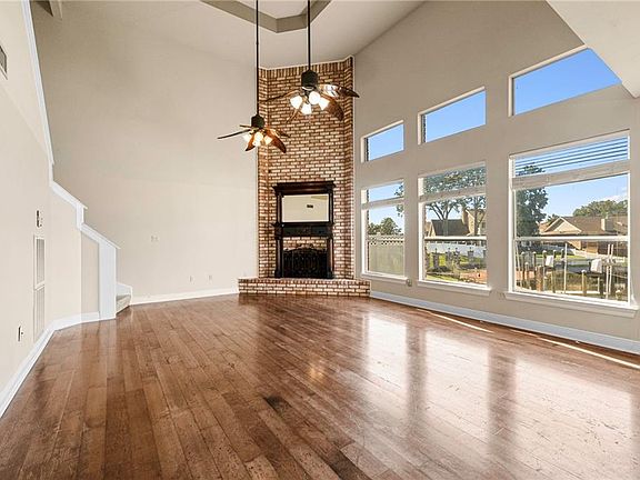 3rd image of 305 Charles Ct