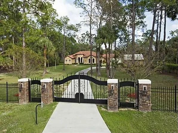 1680 Oakes Blvd, Naples, FL 34119