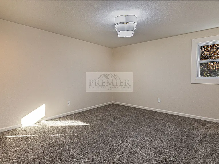 9841 Melrose Dr — Photo 13