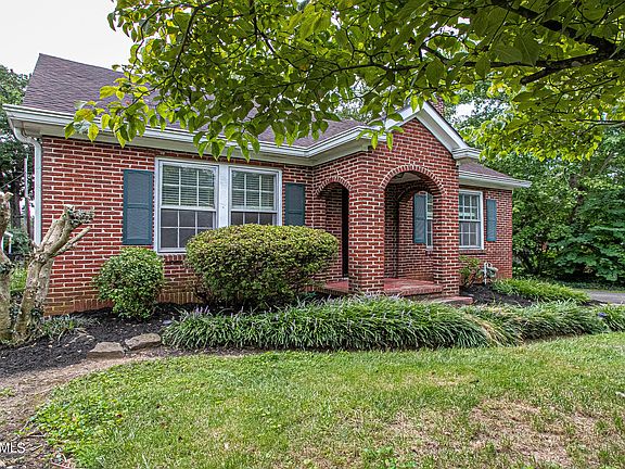 2nd image of 2928 Fountain Park Blvd