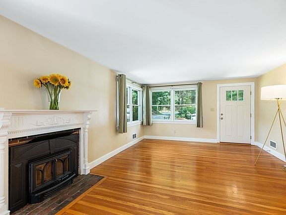 5th image of 101 Topsfield Rd