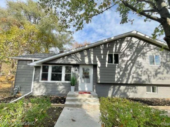5610 S Aylesbury Dr, Waterford, MI 48327