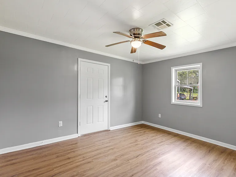 319 W Railroad St — Photo 8