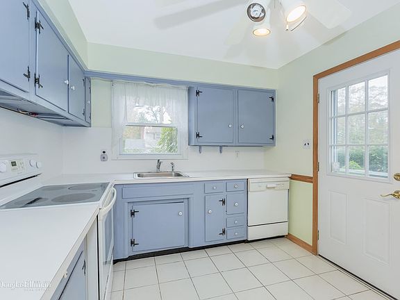 4th image of 55 Court Dr