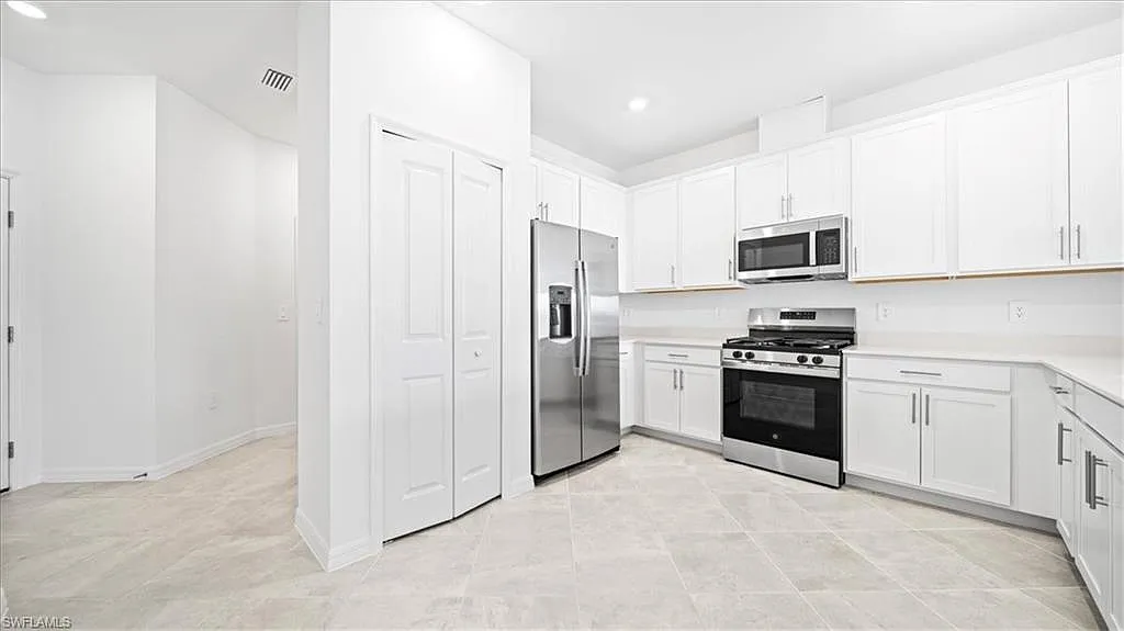 3 bed, 2.0 bath, 1417 sqft, $2,300 — Photo 4