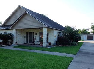 301 River Oaks Dr, Mont Belvieu, TX 77523