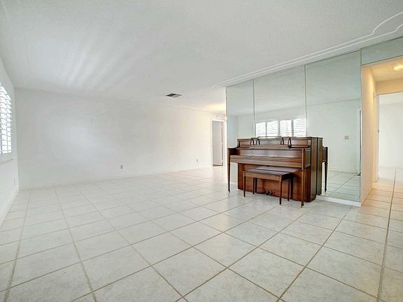 4th image of 910 SW 7th Avenue