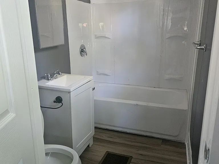 3156 W 30th St #2 — Photo 7