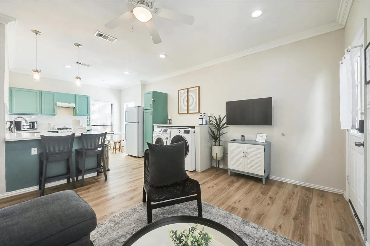 2 bed, 1.0 bath, 796 sqft, $4,206 — Photo 2