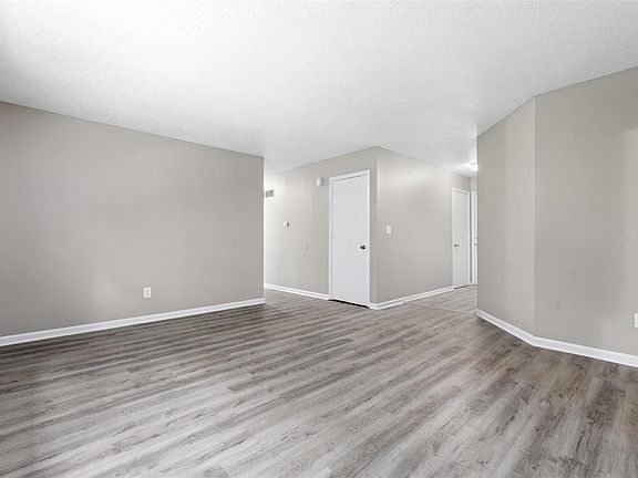 3rd image of 4975 Evelynaire Dr