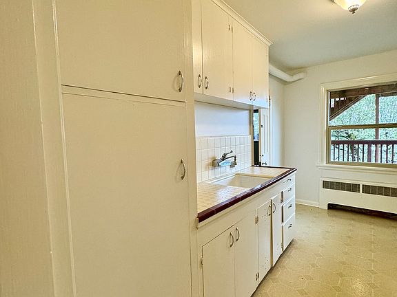 5th image of 2837 Franklin Ave E #1