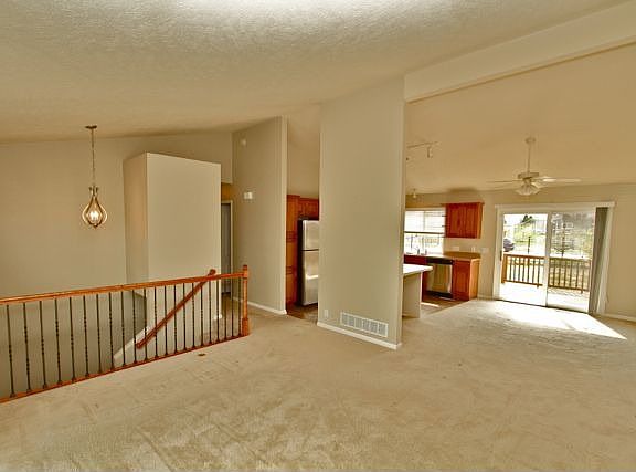 5th image of 817 Edgewater Dr