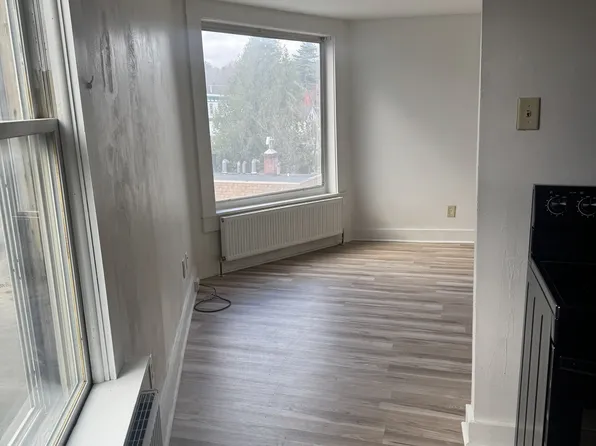 28 Mill St #3B, Hardwick, VT 05843