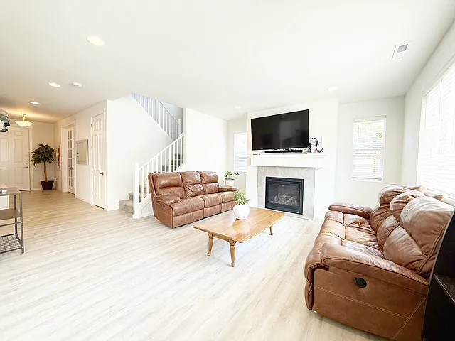 740 SE Nordmann Loop — Photo 9