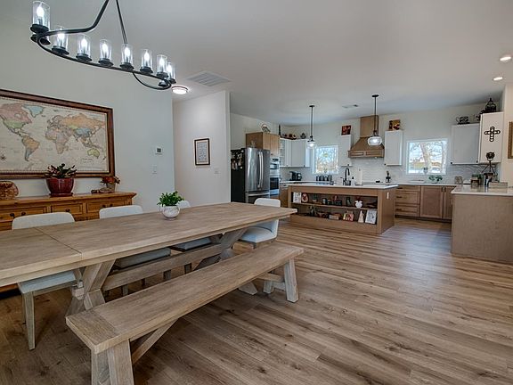 4th image of 518 E Bluebriar Drive