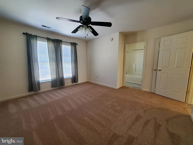 218 E North St — Photo 22
