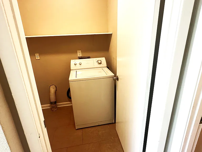 940 Robbie St #A — Photo 8