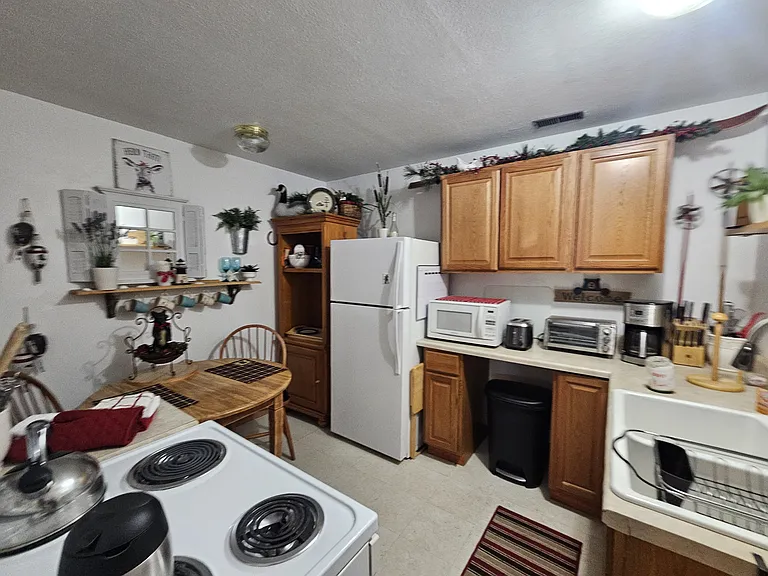 15240 Deby Dr — Photo 9