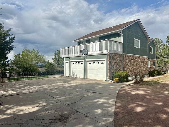 3rd image of 1020 Point Of The Pines Dr