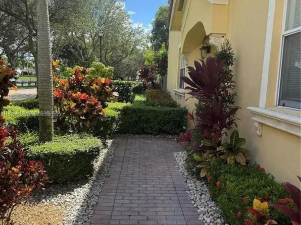 15030 SW 9th Ter, Miami, FL 33194