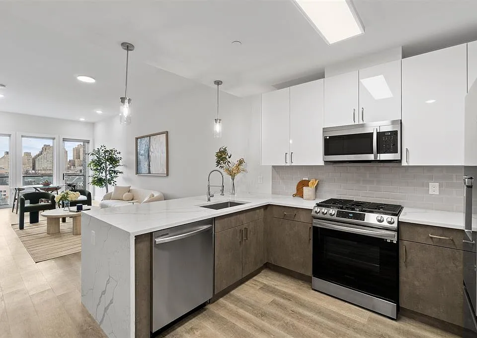 415 Whiton St #202