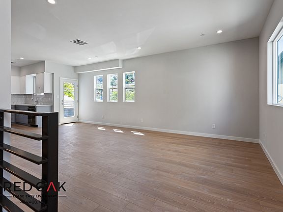 3rd image of 4500 Esmeralda St #4