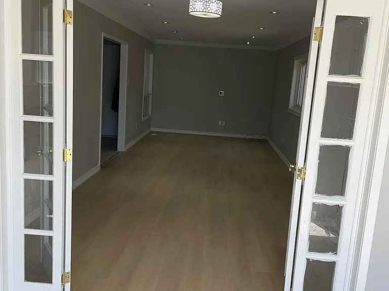 33 Rowe Ct — Photo 4
