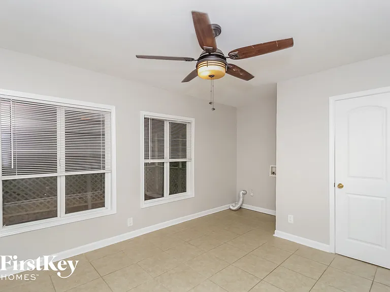 476 Rigby St — Photo 9