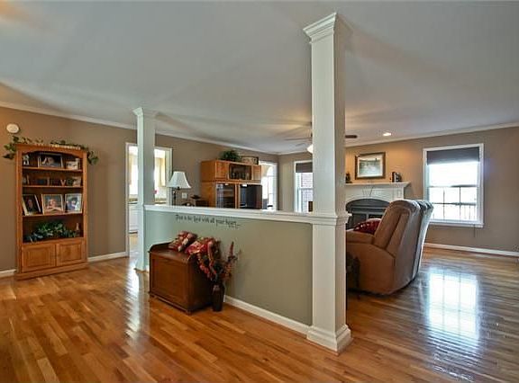 4th image of 205 Autumn Wood Dr