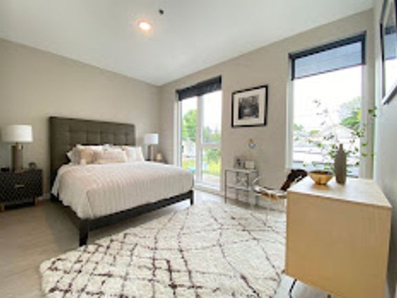 5th image of 2925 SE Division St #307