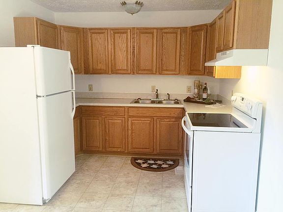 Kitchen w/Oak Cabinets 