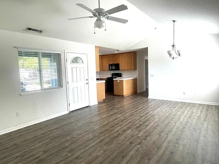 164 Highlands Ct — Photo 2
