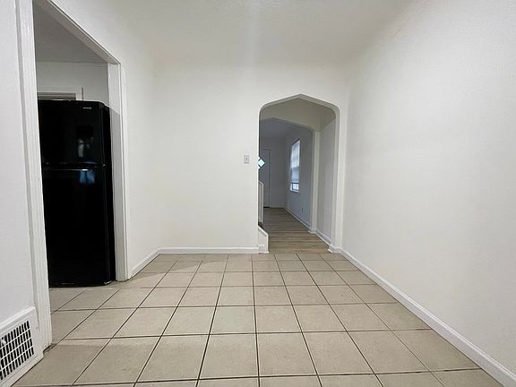 3rd image of 25370 Lake Shore Blvd