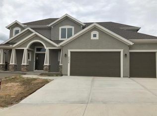 7355 NW Forest Lakes Dr, Kansas City, MO 64152