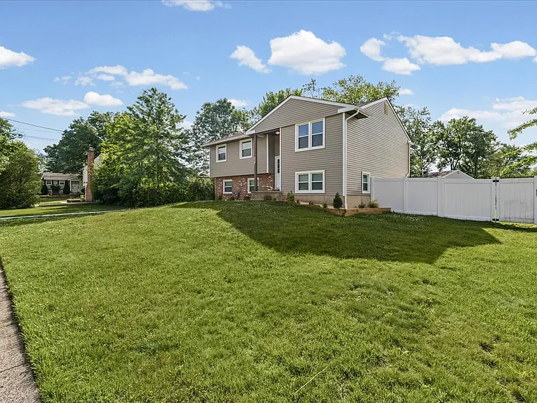 927 Edgemoor Rd — Photo 5