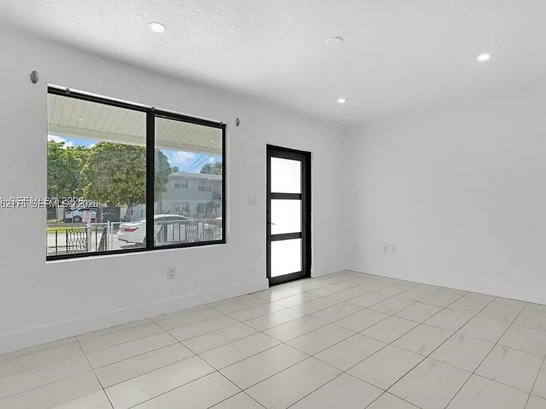 1918 NW 19th Ave #FRONT — Photo 4