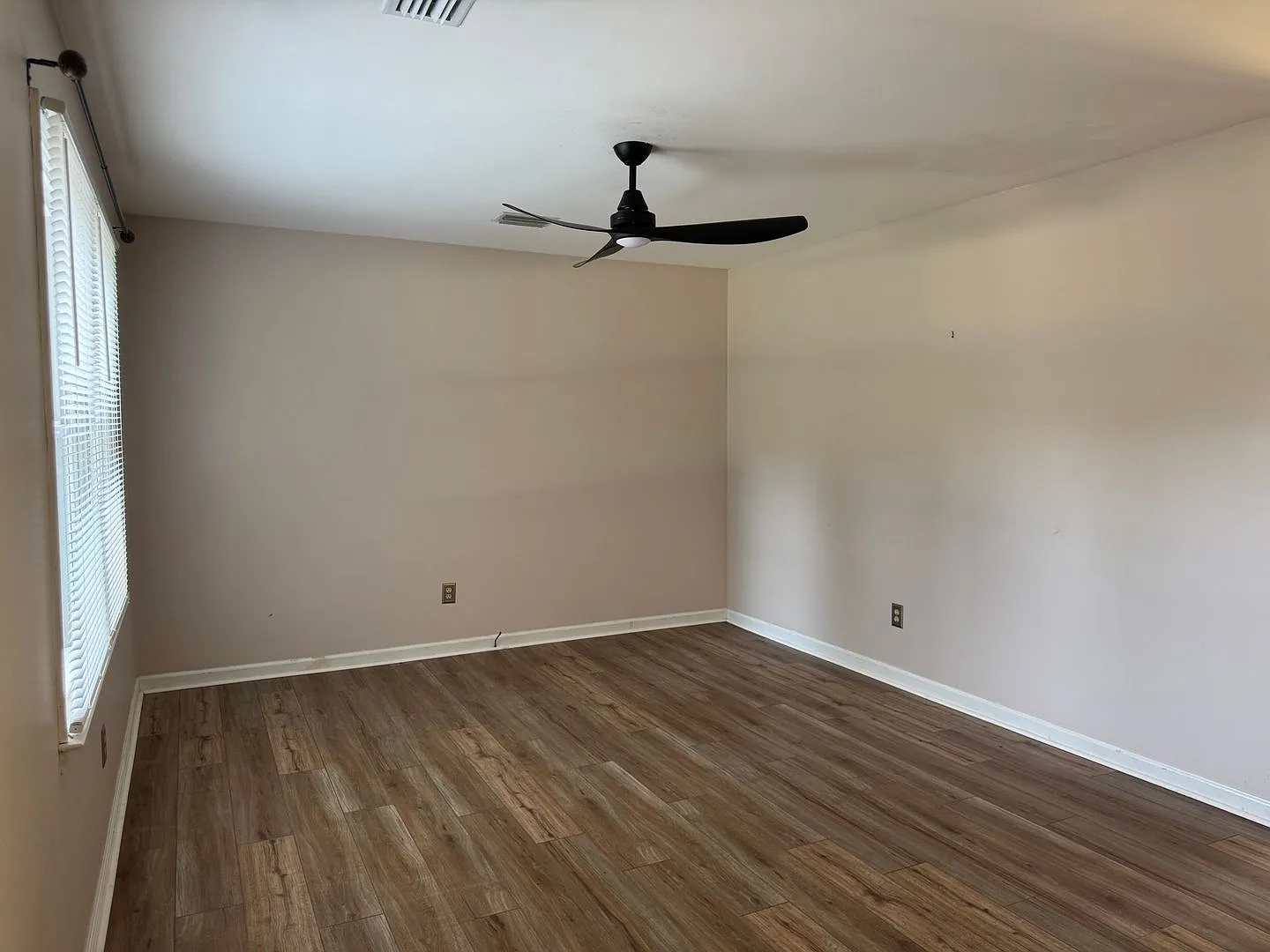 Four Bedroom Home in Hickory — Photo 4